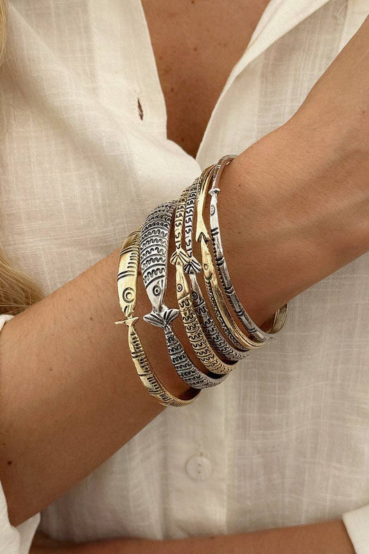 Elegant Fish Motif Bangle: GOLD / One Size
