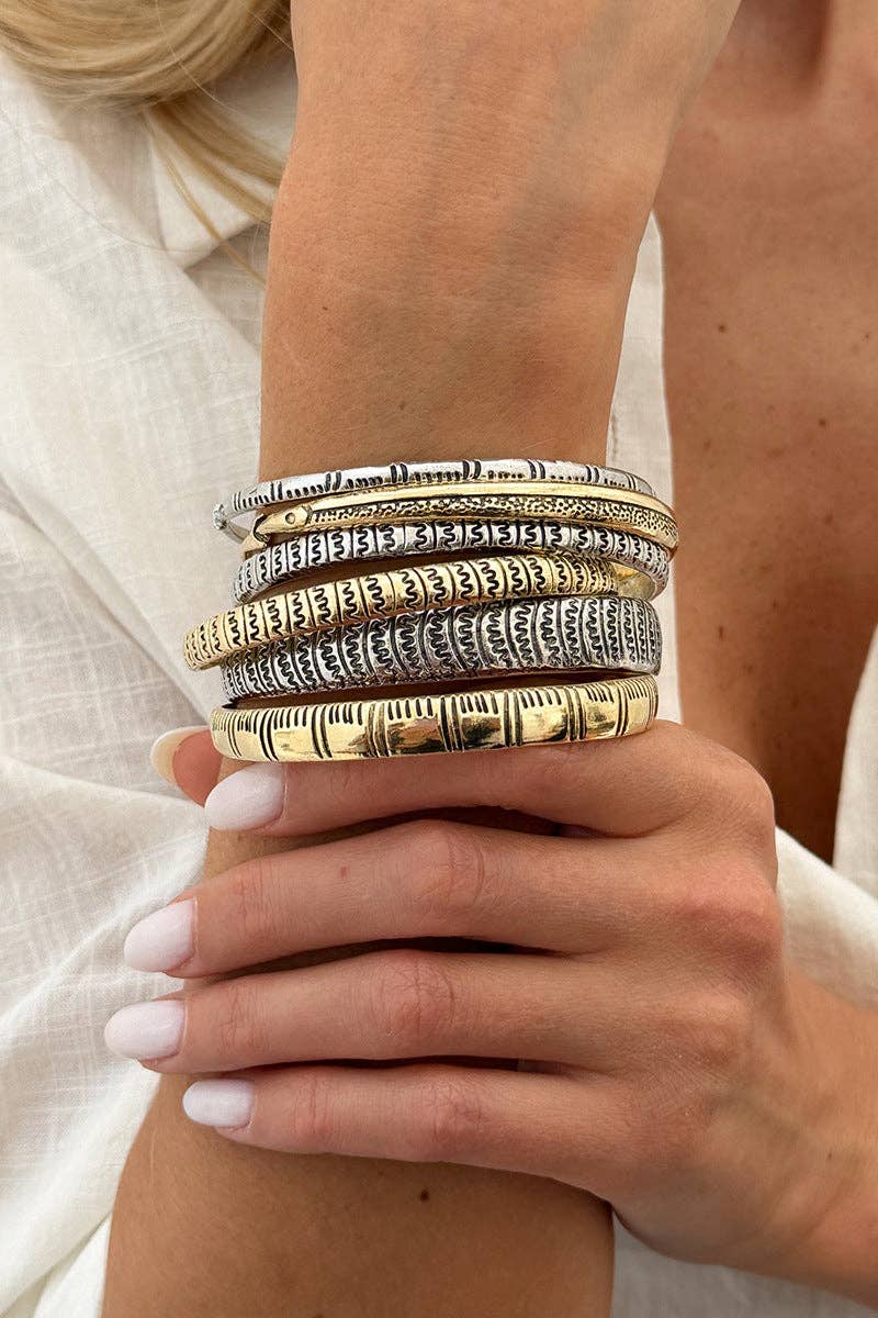 Elegant Fish Motif Bangle: GOLD / One Size