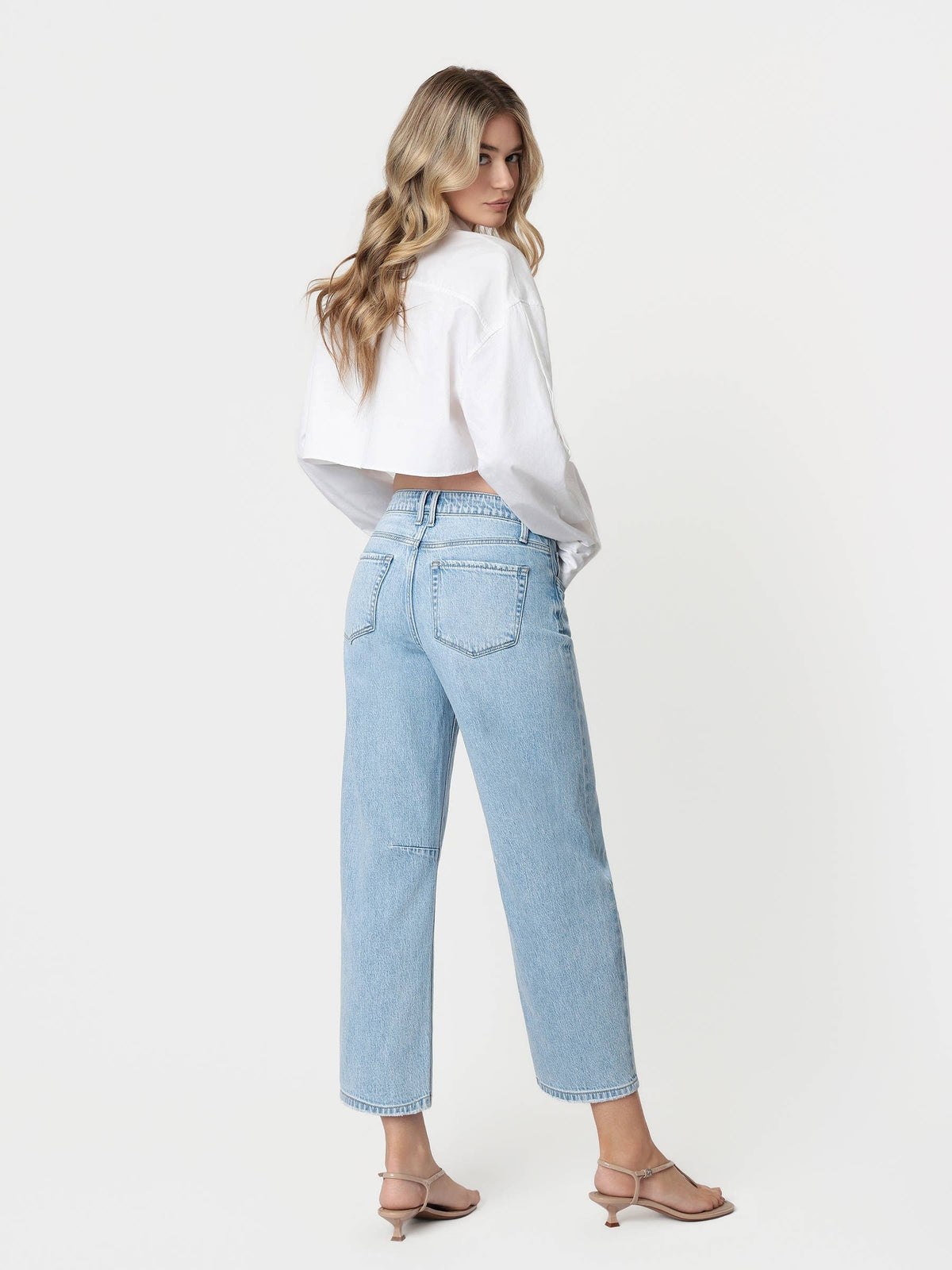 HIGH RISE LIGHT WASH WIDE BARREL JEANS T6802: CHARM / 28