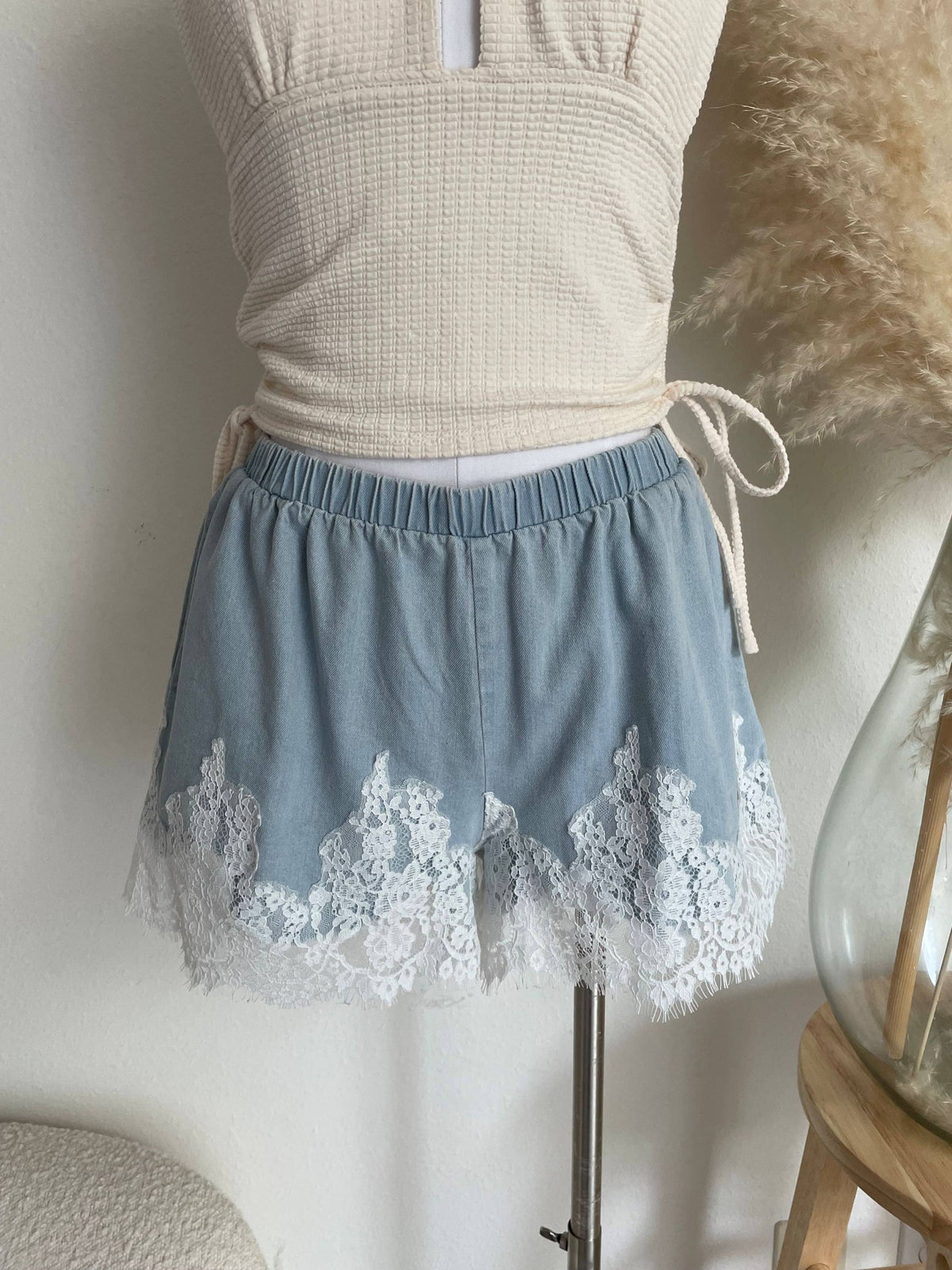 LACE TRIM CHAMBRAY SHORTS: M