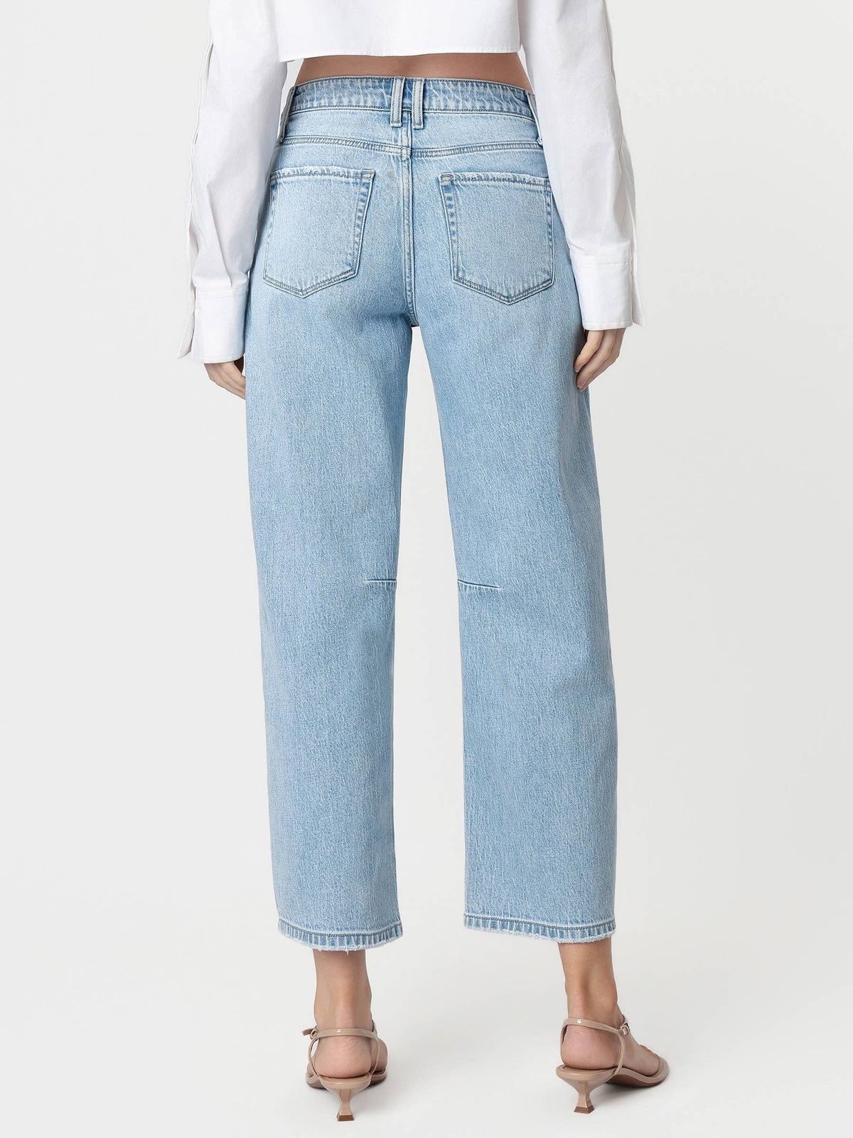 HIGH RISE LIGHT WASH WIDE BARREL JEANS T6802: CHARM / 28