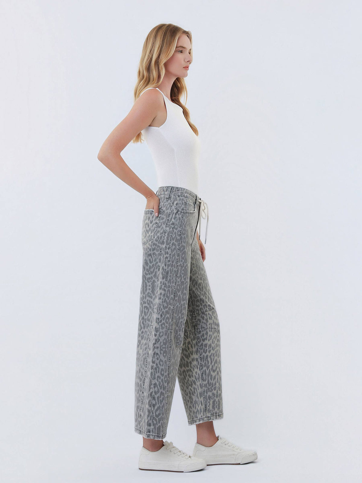 HIGH RISE DRAWSTRING GREY LEOPARD BARREL JEANS T7327GLP: GREY LEOPARD / 25