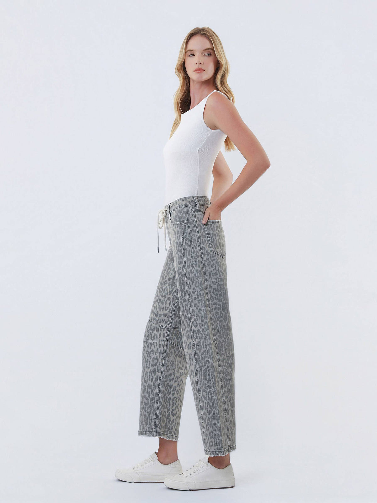 HIGH RISE DRAWSTRING GREY LEOPARD BARREL JEANS T7327GLP: GREY LEOPARD / 30