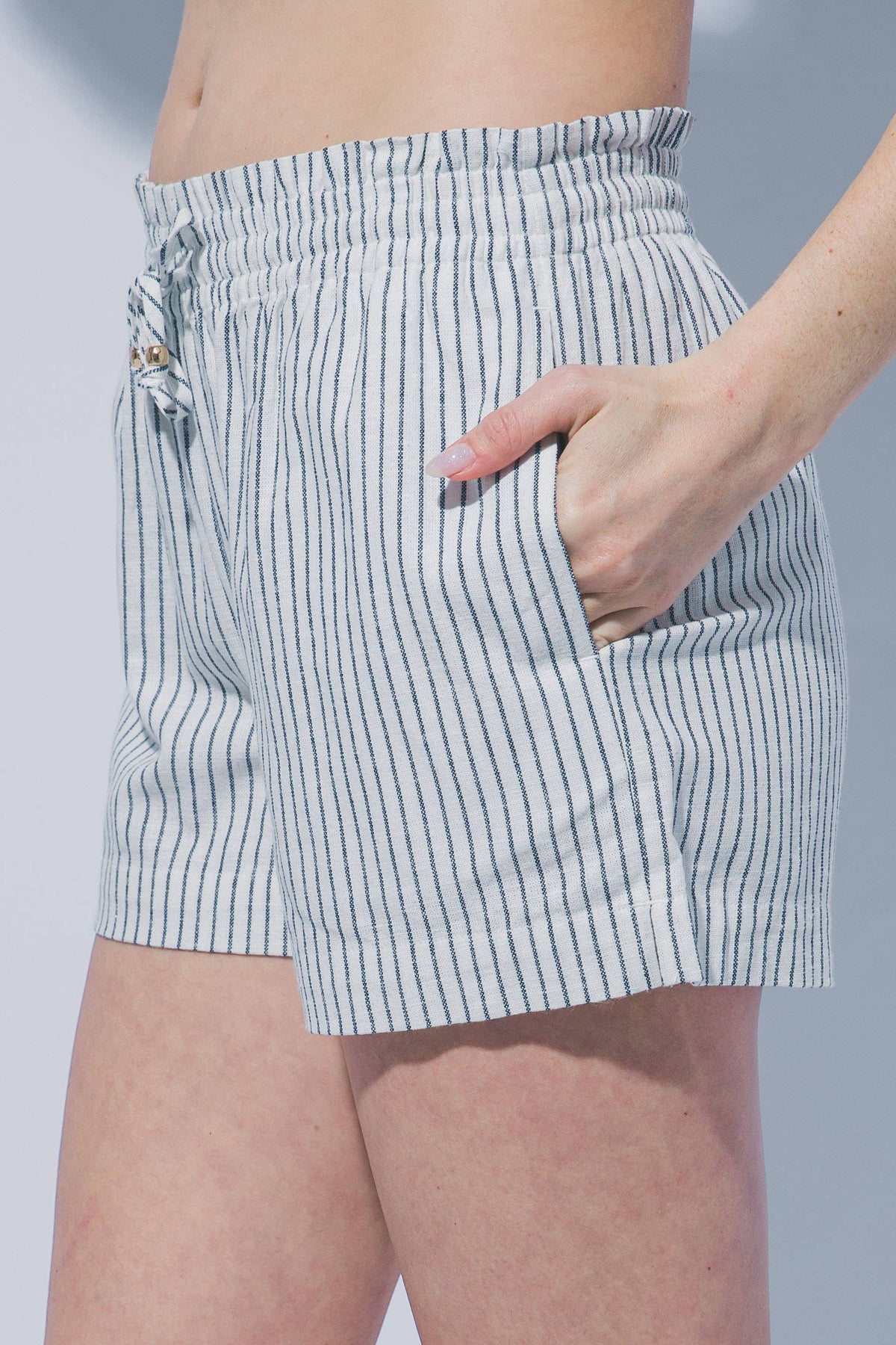 ,....Striped Linen Blend Shorts: MOCHA-196488 / S