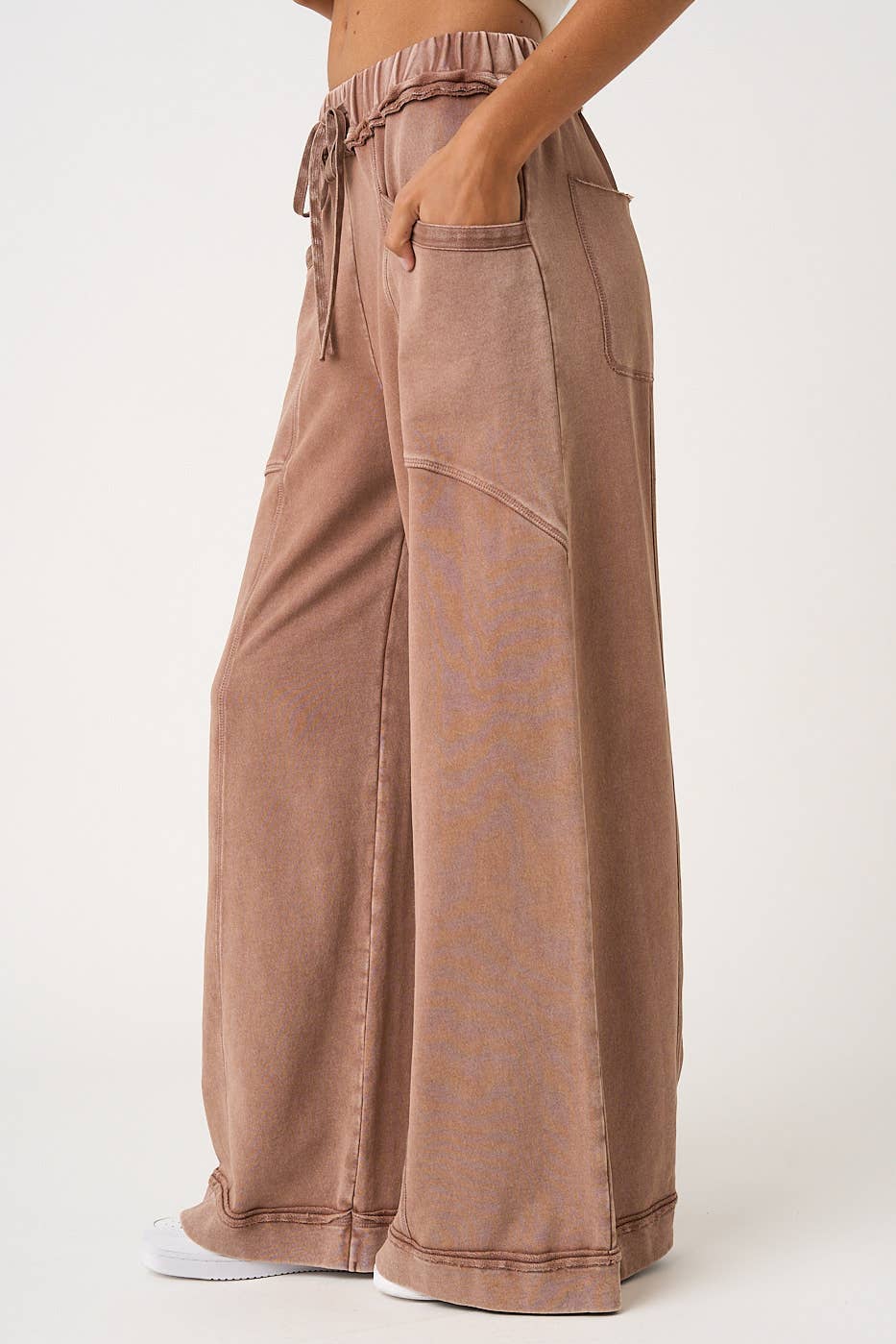 MINERAL WASH CURVED SEAM WIDE LEG PANTS: HAZELNUT / S-M-L(2-2-2)